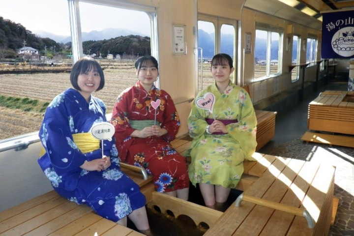 在列車車廂內體驗足湯溫泉。 圖:三重縣菰野町/提供