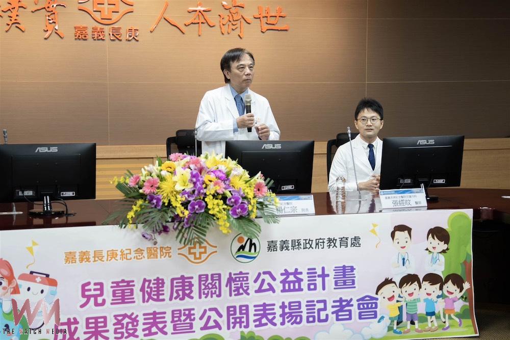 楊仁宗院長（左）強調，透過此公益計畫，醫院將專業診斷與預防醫學帶進校園，為孩子奠定一輩子的健康基礎。（圖/記者陳惲朋攝）