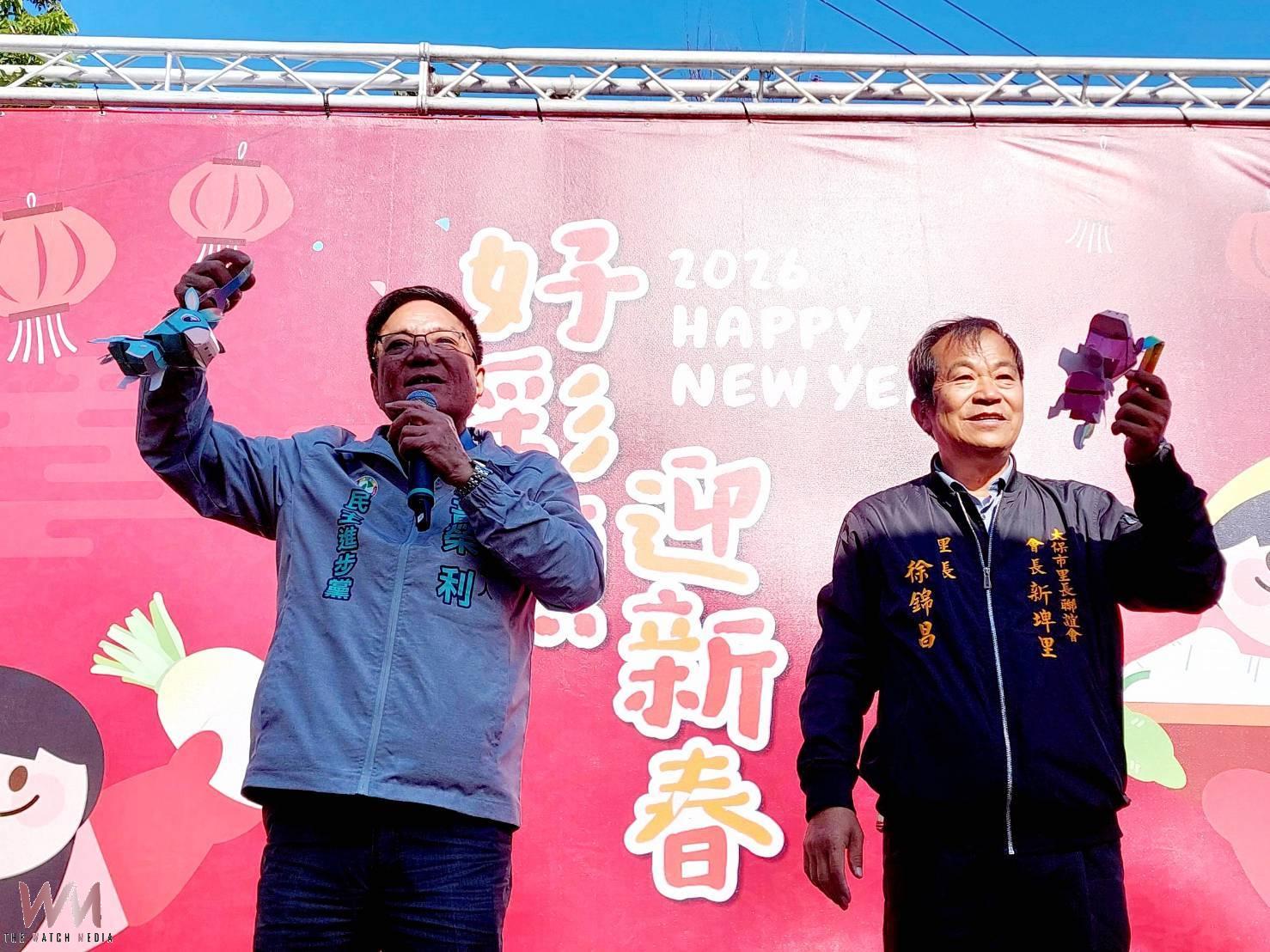 民進黨嘉義縣長參選人黃榮利(左)也到場共襄盛舉,並發放2026年「彩虹馬小提燈」,祝福鄉親平安順利、好運一整年。活動吸引許多親子家庭熱情參與,現場洋溢新年歡樂氣氛。(圖/黃榮利服務處提供)