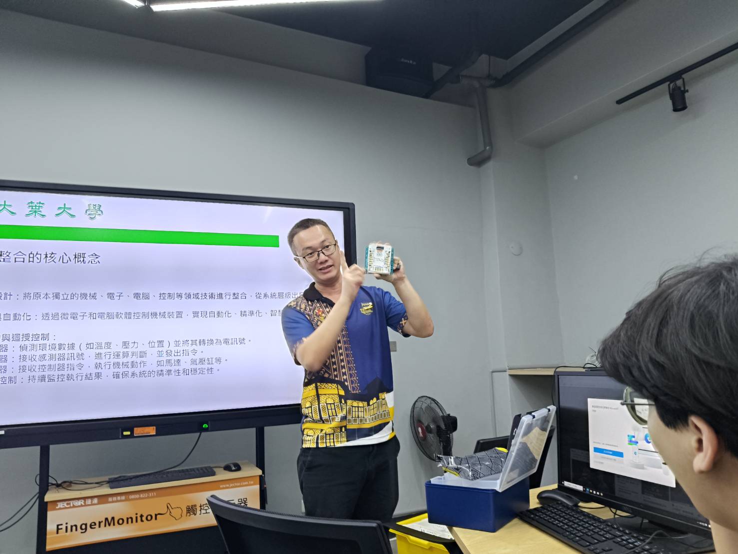 大葉大學電機系推機器人教育　學生實作打造自動搬運車