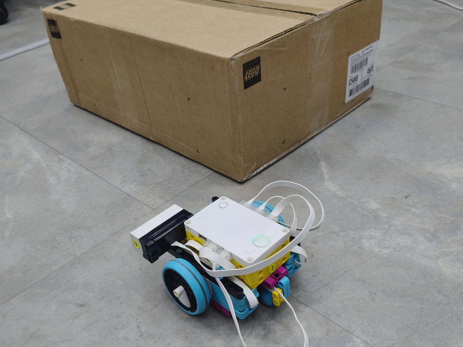 大葉大學電機系推機器人教育　學生實作打造自動搬運車 - https://www.watchmedia01.com