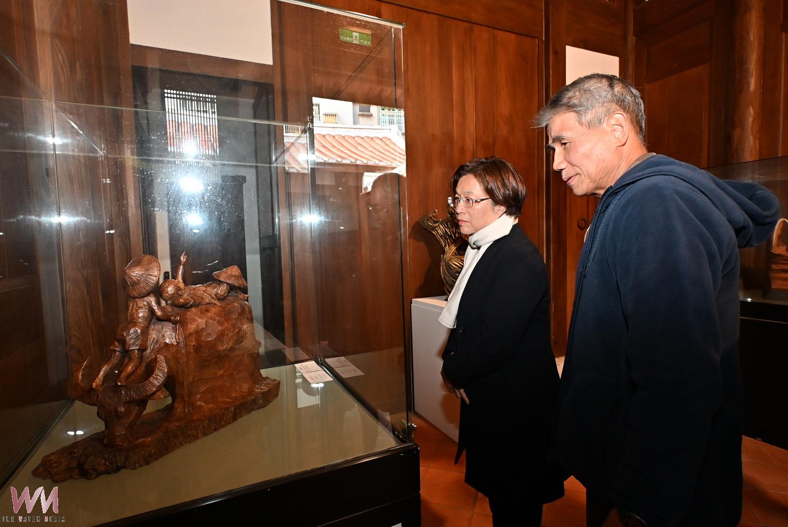 (有影片)/黃國書刻畫展 11件木雕、8幅鋼筆畫訴說信願人生 - https://www.watchmedia01.com