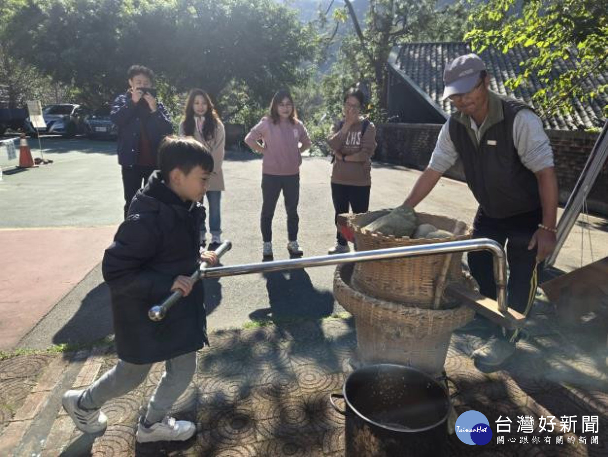 親子家庭體驗土礱。