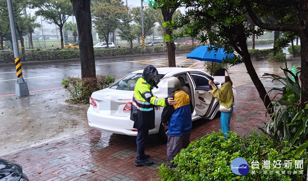 失智翁雨中迷途，中壢警即時尋回平安返家。