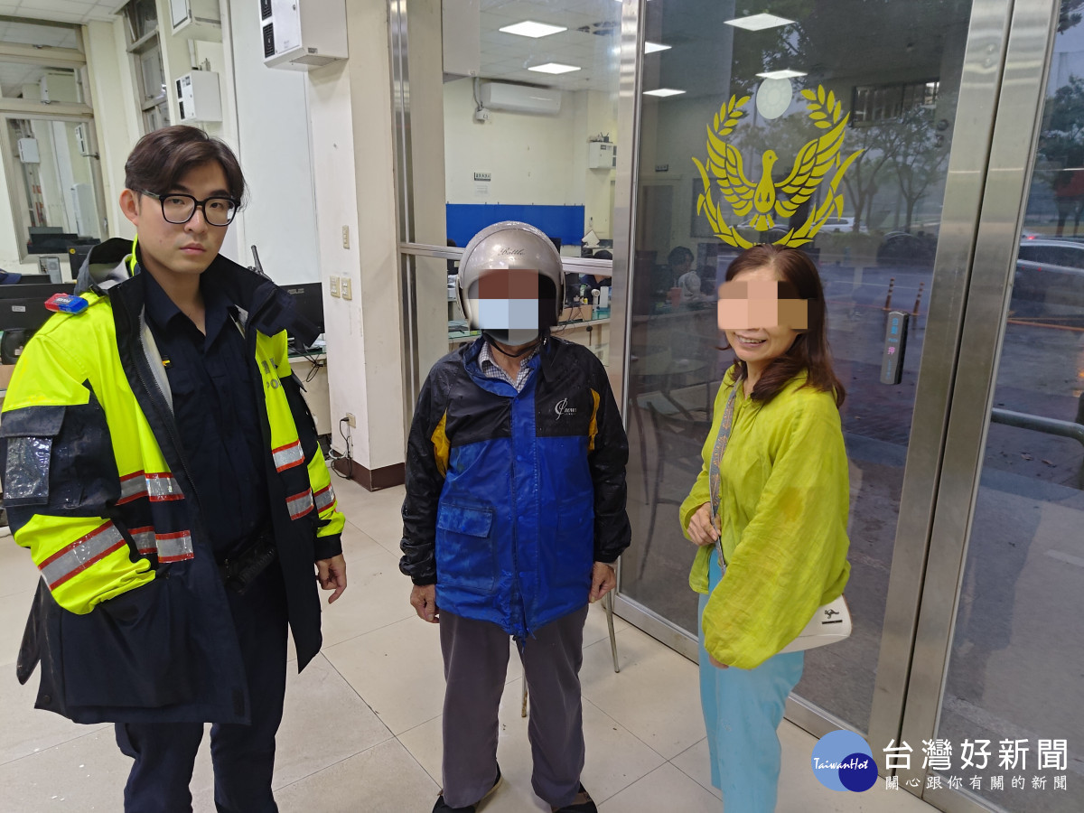 失智翁雨中迷途,中壢警即時尋回平安返家。