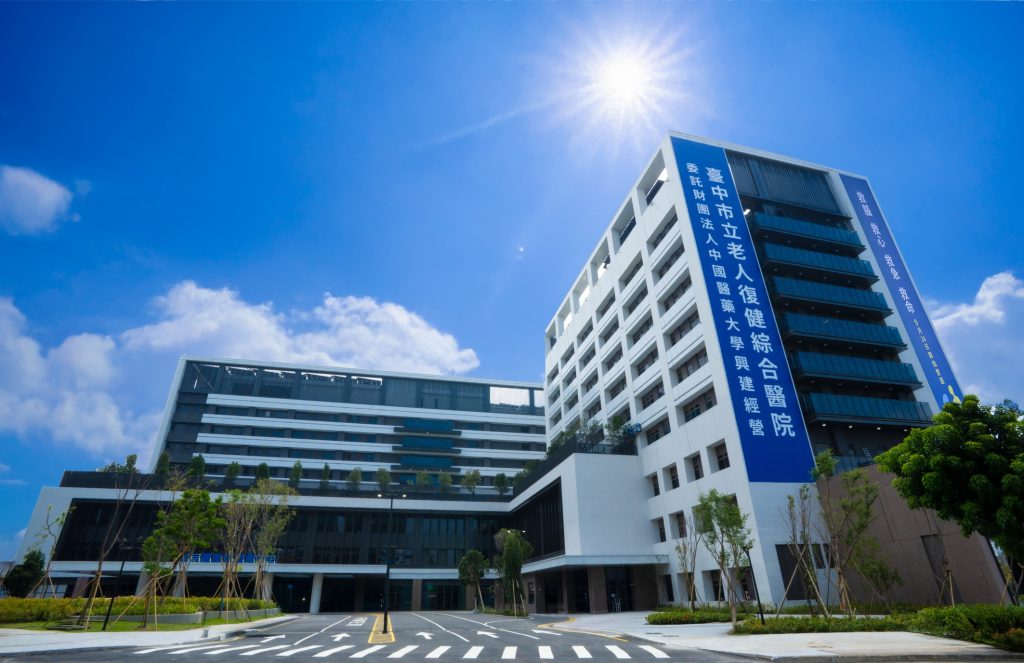 臺中市立老人復健綜合醫院推動公共藝術民眾參與計畫,樂齡打擊樂學員於成果發表演出後合影留念,象徵醫療場域結合藝術療癒,打造高齡友善的社區健康空間。