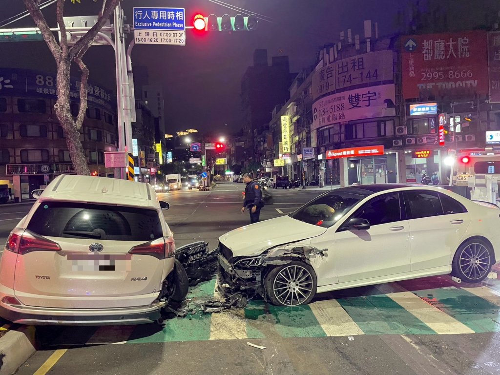 三重賓士路口暴衝猛撞待轉車「推上分隔島」 駕駛拒毒快篩警重罰