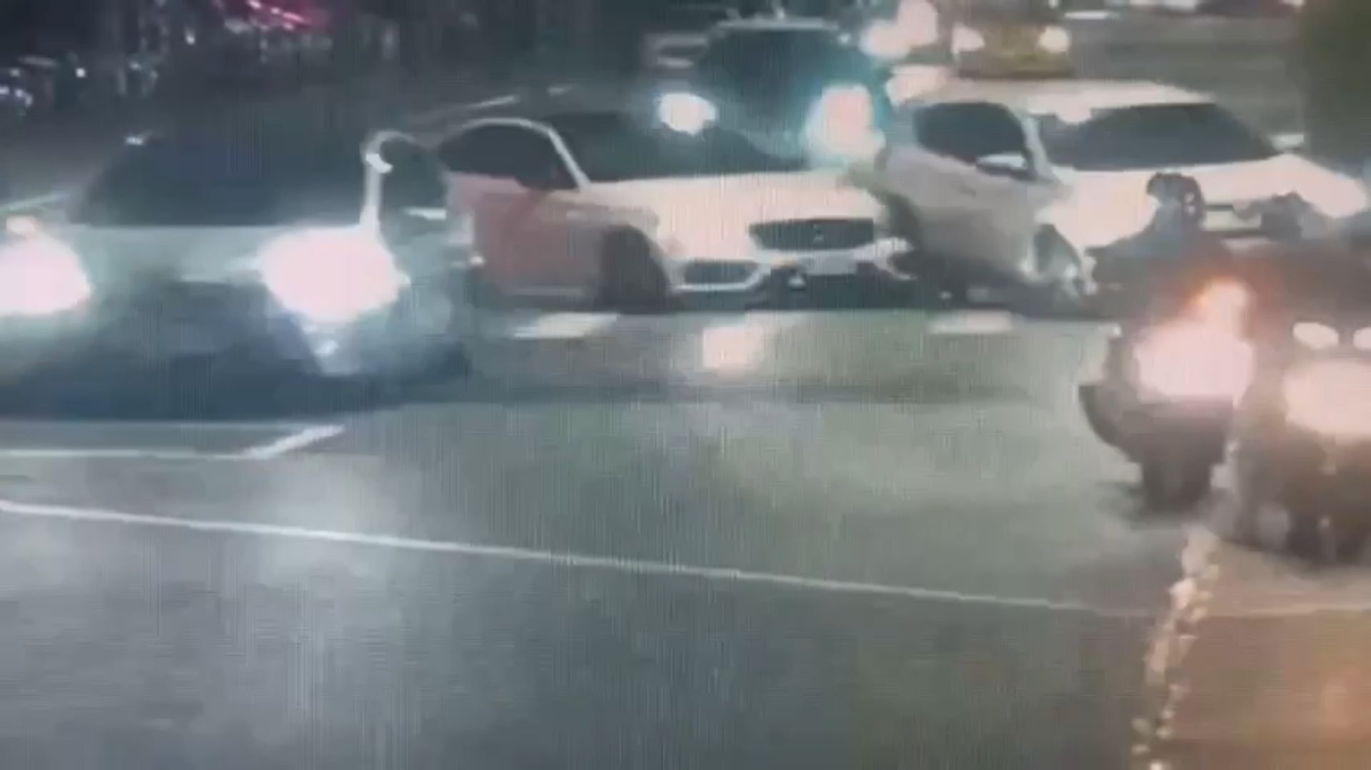 新北市三重區重陽路三段、中正北路口,昨(2)日晚間22時許發生1起驚悚車禍。