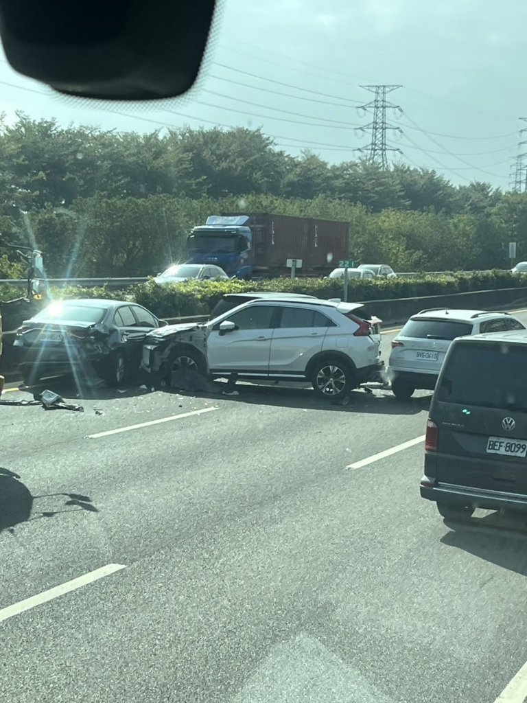 撞擊畫面曝光!國道1號彰化路段連環車禍 4車相撞3人受傷含兩兒童