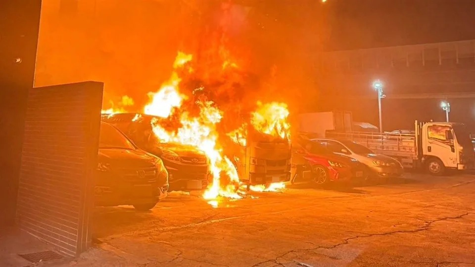 新北市五股區中興路一段150巷內的1處私人停車場,昨(2)日深夜23時許驚傳嚴重火警。