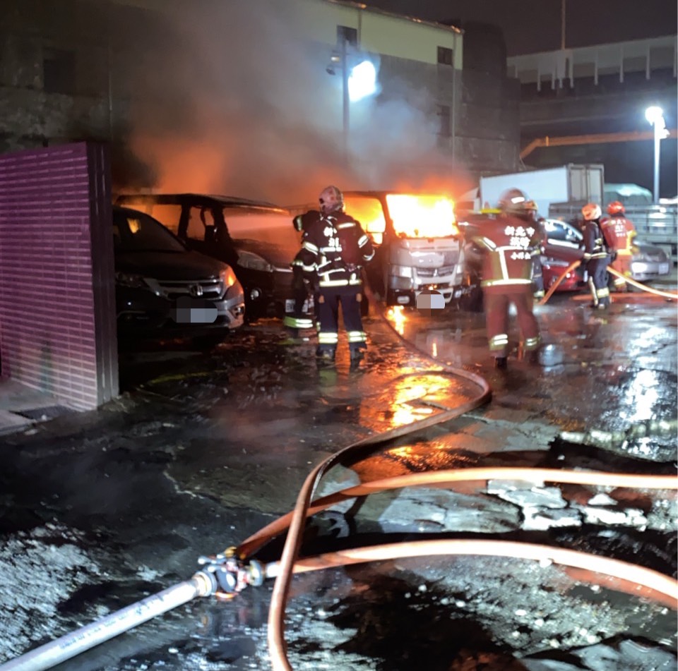 警消人員獲報後迅速出動42人趕抵搶救,在20分鐘內撲滅火勢。