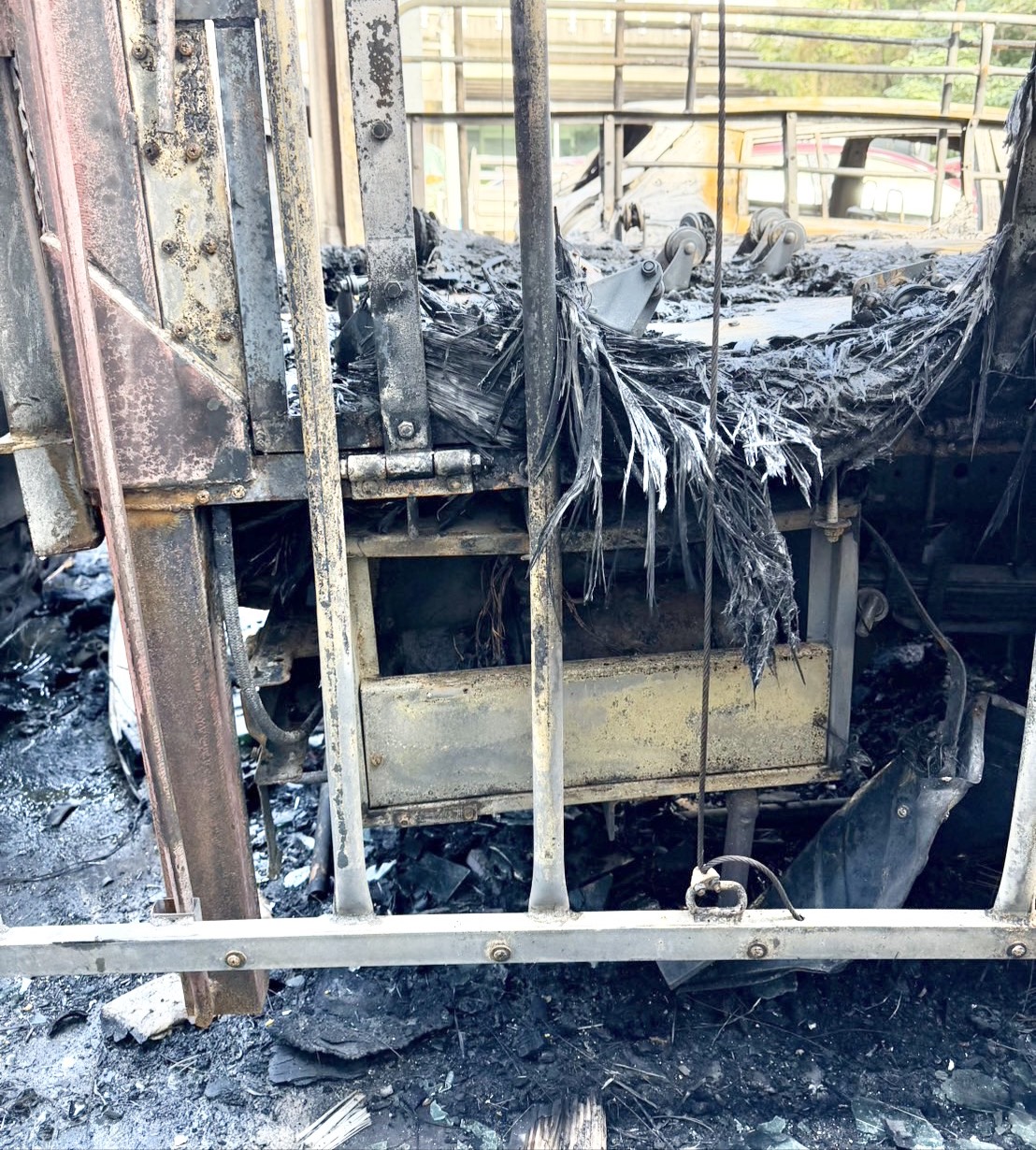 起火中心點的搬家貨車,其車斗後半部「升降馬達電線」處有明顯的通電短路痕跡,研判電線走火引發火災的可能性極高。