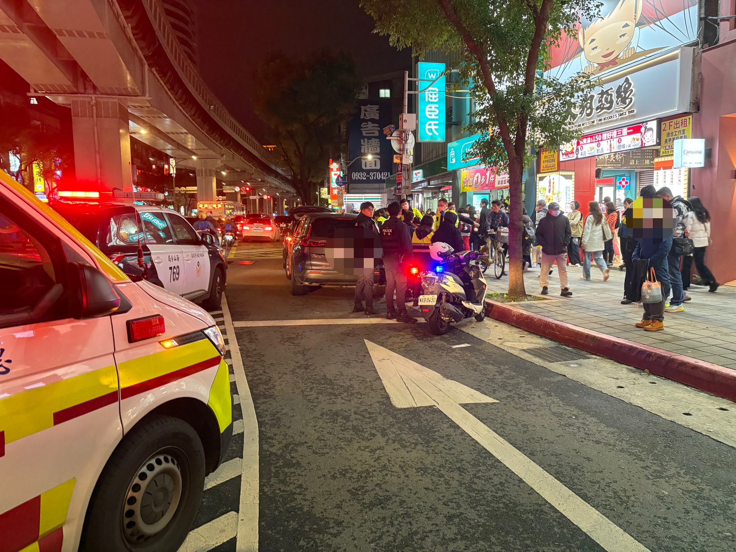 警方到場後,第一時間勸導鄭女披上外衣遮蔽,並通知救護車支援。