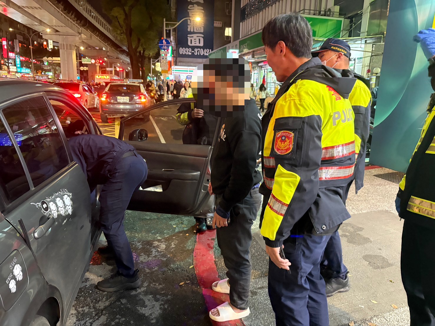 警方現場檢視,駕駛陳男情緒穩定,經檢測無酒駕或毒駕情事,車內亦未發現違禁物品。
