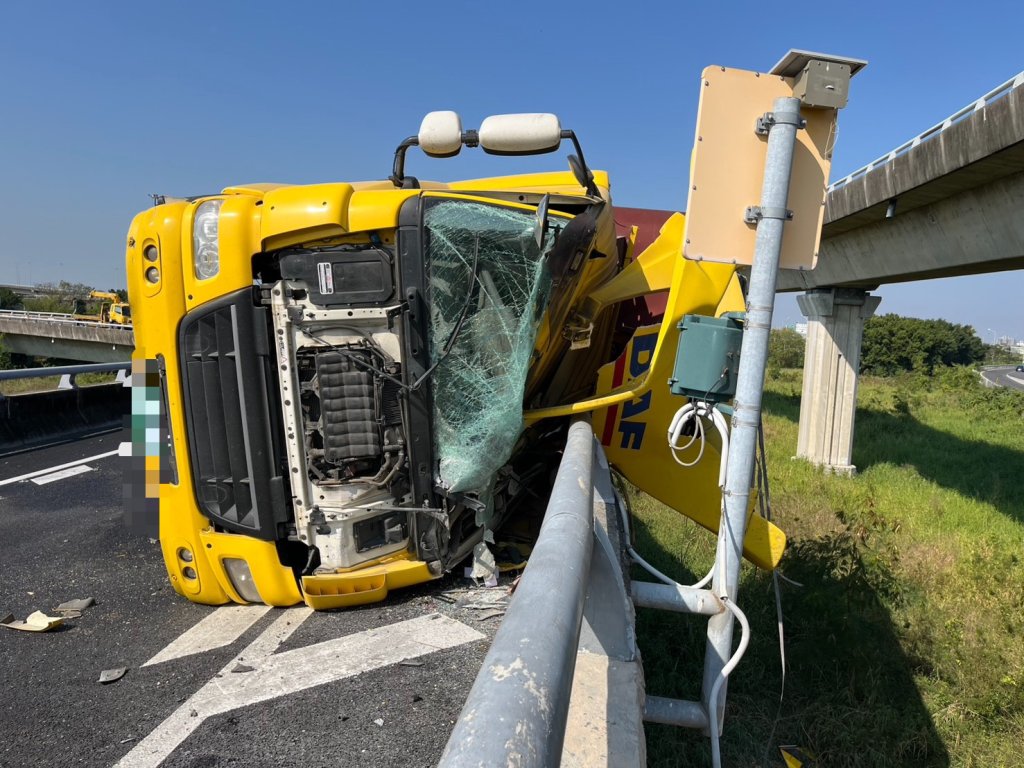 行經國道8號匝道未減速釀禍! 聯結車撞護欄翻覆入口匝道封閉