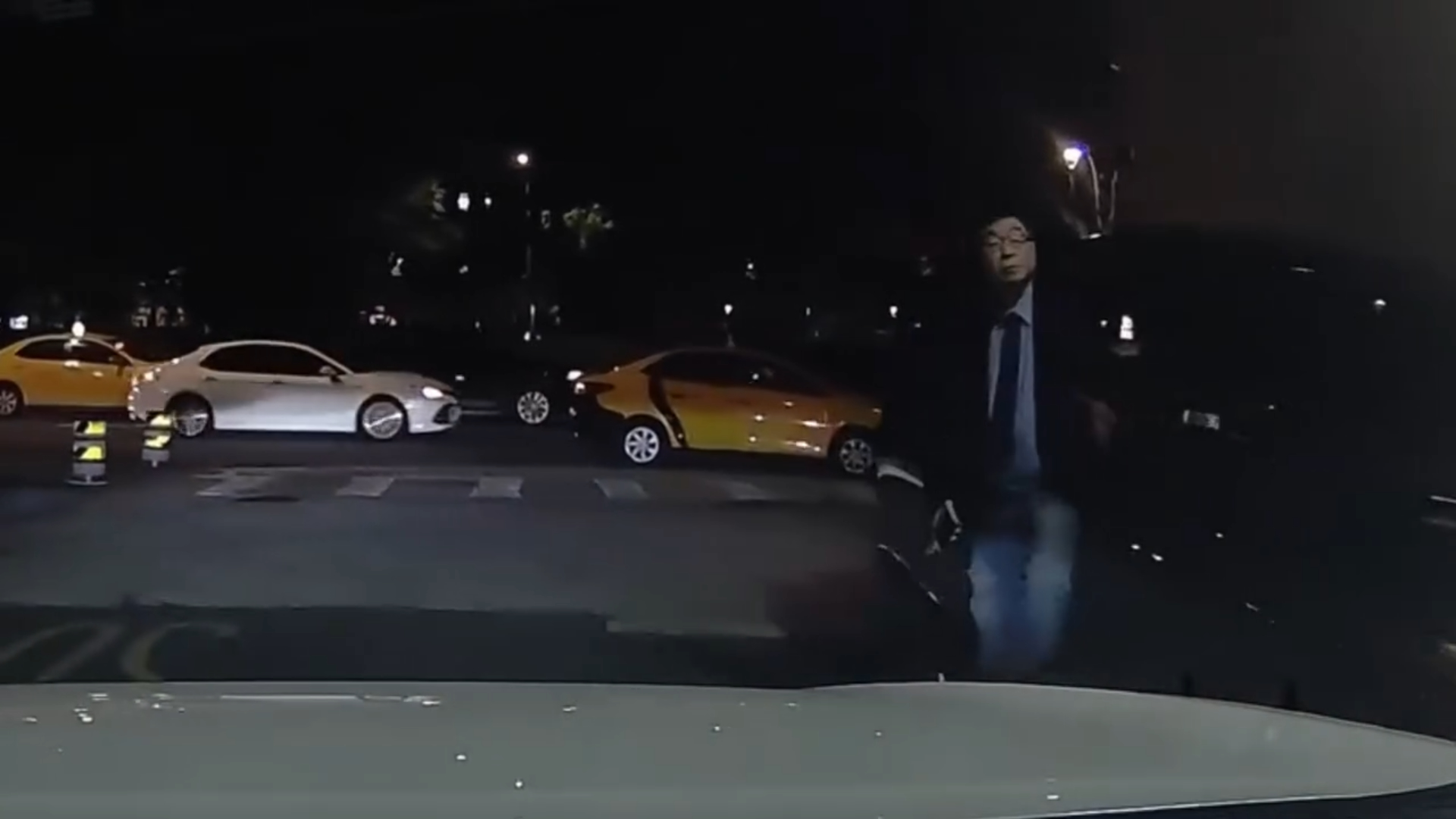 邱毅隨後在眾目睽睽之下,從容地從後座下車步行離去,完全無視被擋死在前方的車輛。