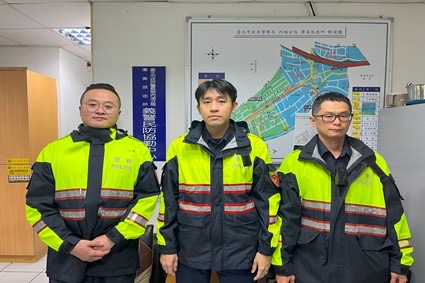 深夜情緒低落獨坐廟旁 內湖警即時關懷護送返家 28 1767411209064