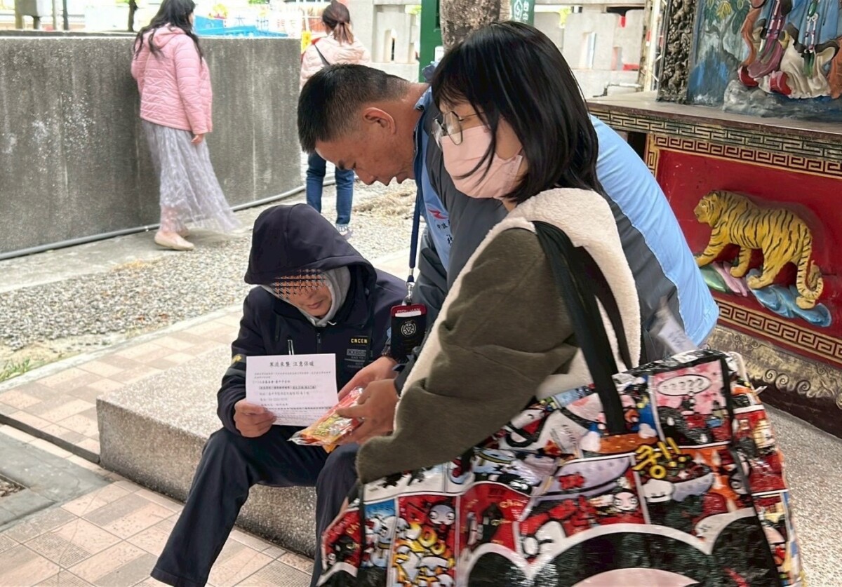 ▲社工關懷街友發放禦寒物資。(圖/中市府提供)