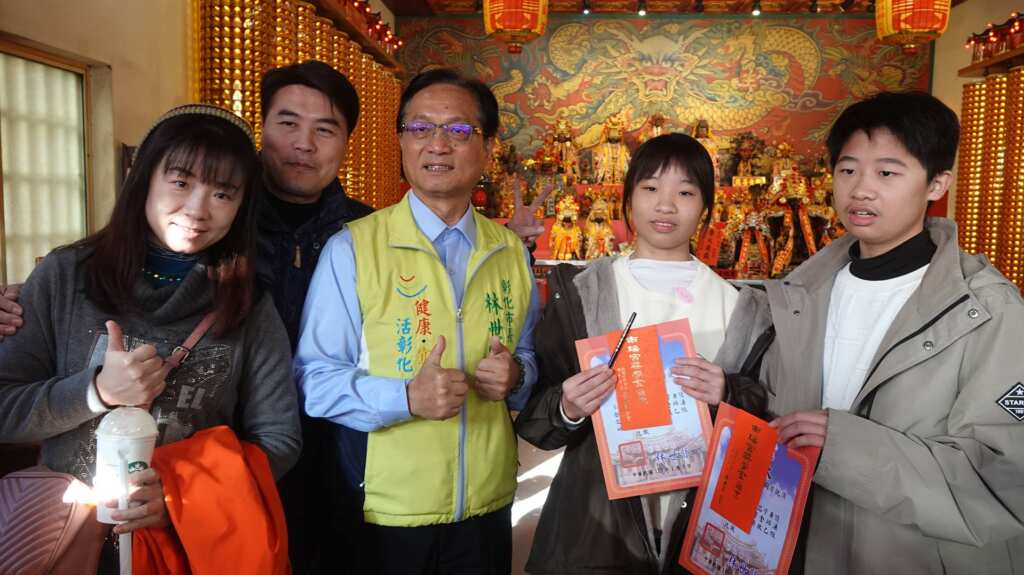 ▲彰化南瑤宮為獎勵優秀學子並弘揚媽祖慈悲濟世之精神,於今日在臨時行宮廟埕隆重舉行113學年度第二學期信徒子女獎學金頒獎典禮。(記者林明佑攝)
