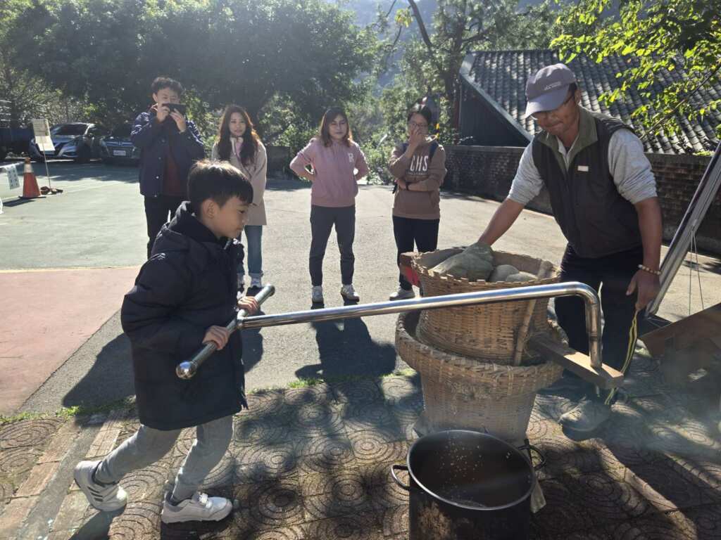 ▲親子家庭體驗土礱。
