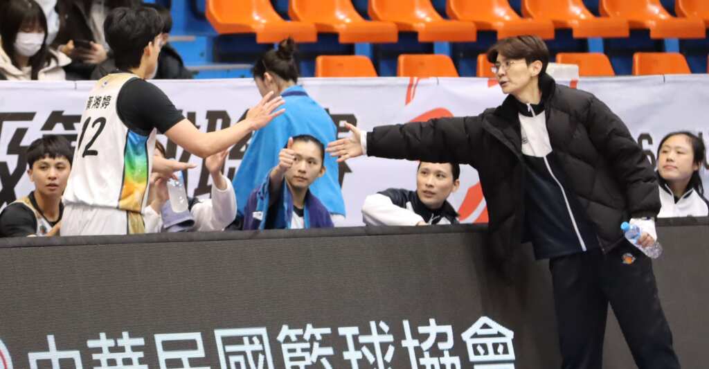 電信隊新任總教練初詠萱(右)領軍初勝,她和球員的溝通顯然十分融洽和服眾。 (魏冠中攝影)