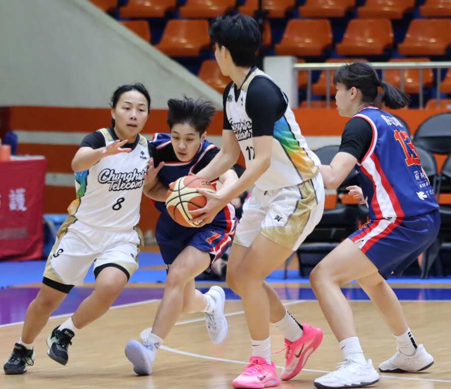 電信隊擊敗台元隊，這是一場精采防守戰。 (魏冠中攝影)