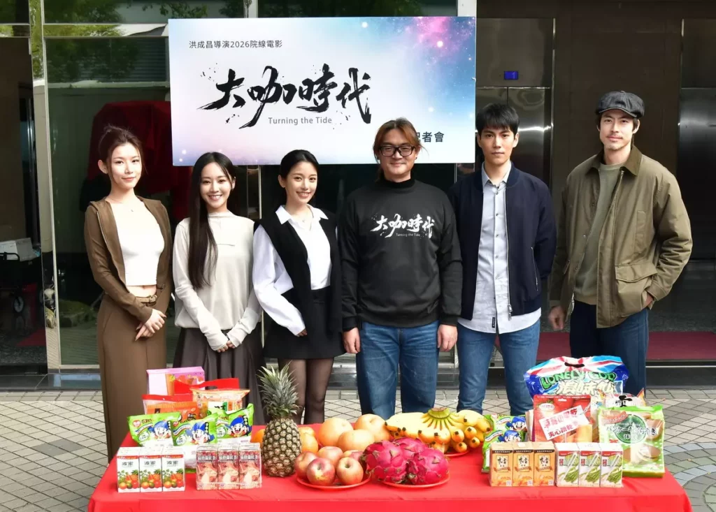 洪成昌導演(右三)電影《大咖時代》開鏡,主要演員林子閎(右二)、蔡瑞雪(左三)、陳佑俊(右一)、安婕希(左二)、陳怡如(左一)都出席參加。(圖/牧風創略電影有限公司提供)