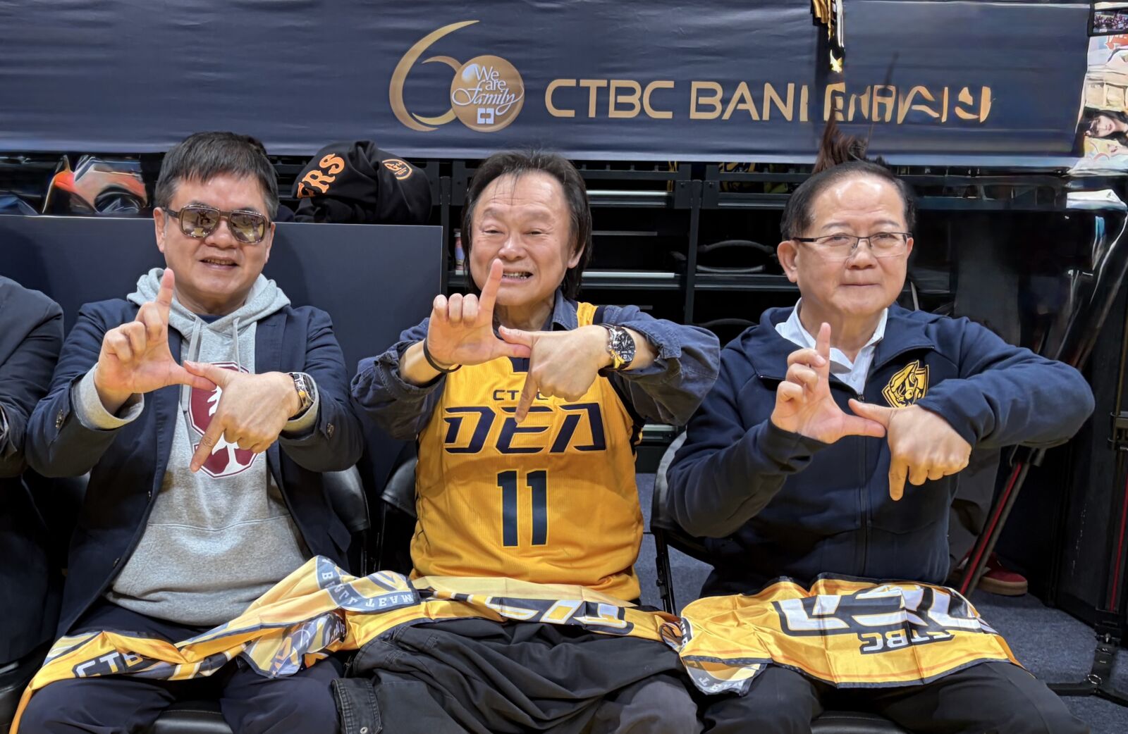 王世堅替新北中信特工開球　這原因幽默婉拒啦啦隊共舞 275
