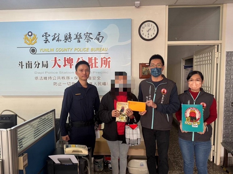 ▲斗南警即時救援中風男子並協助通報急難救助。（記者劉春生攝）