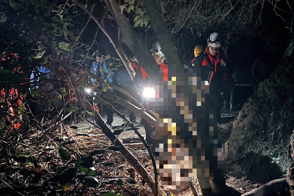 驚險!高雄柴壽山《網紅路線》誤判釀險象 警消、民團救失溫民眾化解危機 - https://www.watchmedia01.com