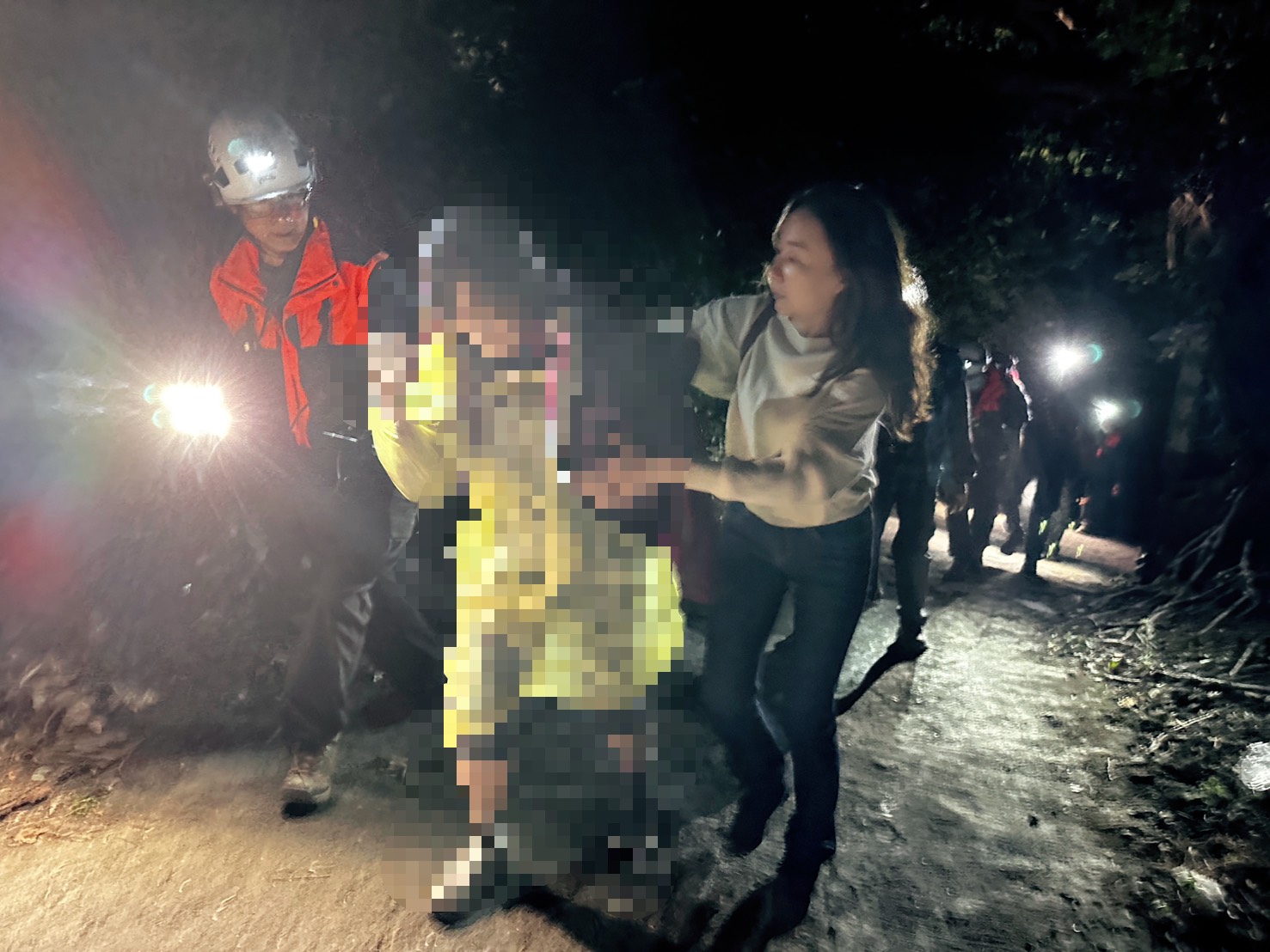 驚險!高雄柴壽山《網紅路線》誤判釀險象 警消、民團救失溫民眾化解危機 - https://www.watchmedia01.com