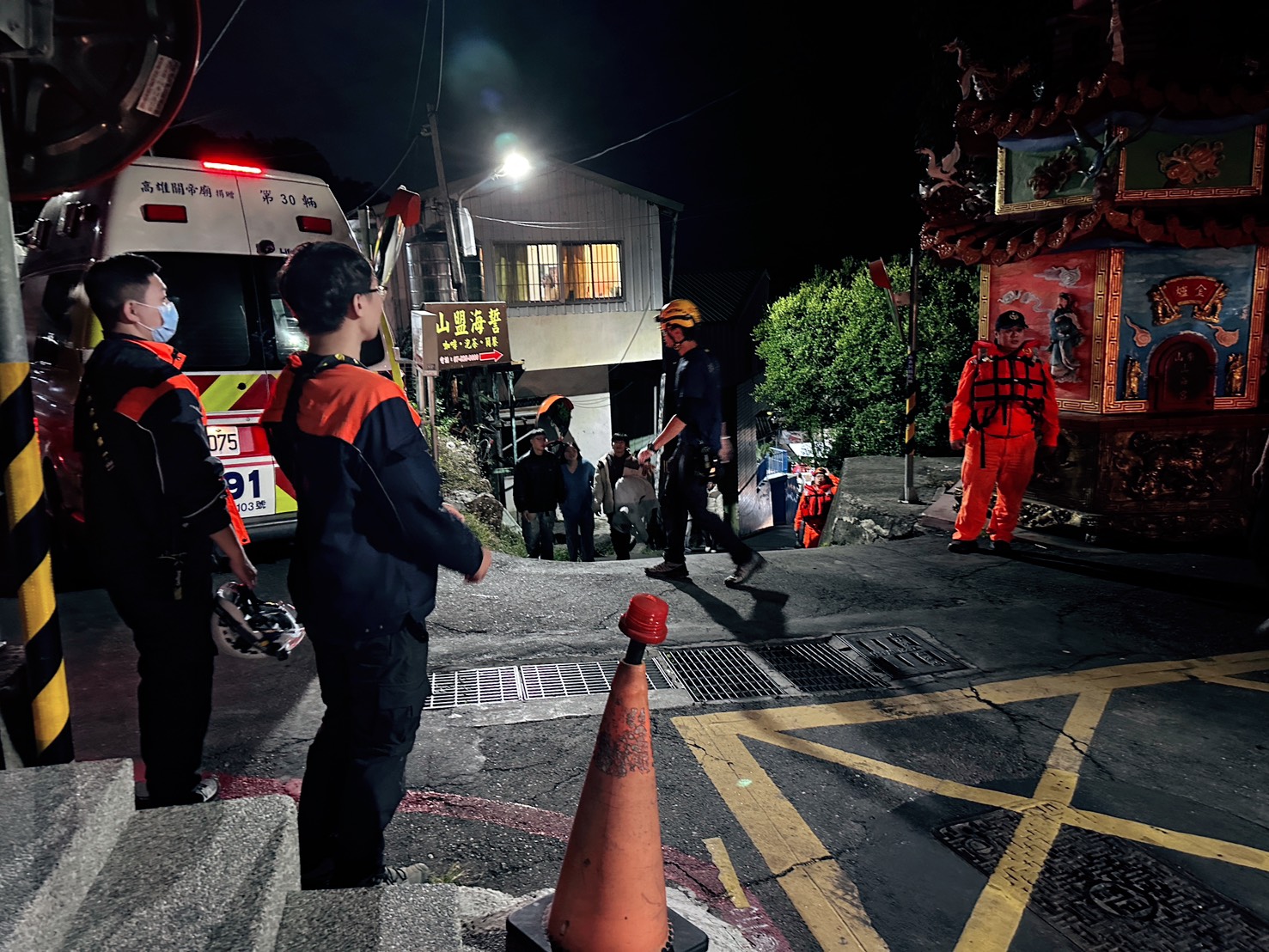 驚險!高雄柴壽山《網紅路線》誤判釀險象 警消、民團救失溫民眾化解危機 - https://www.watchmedia01.com