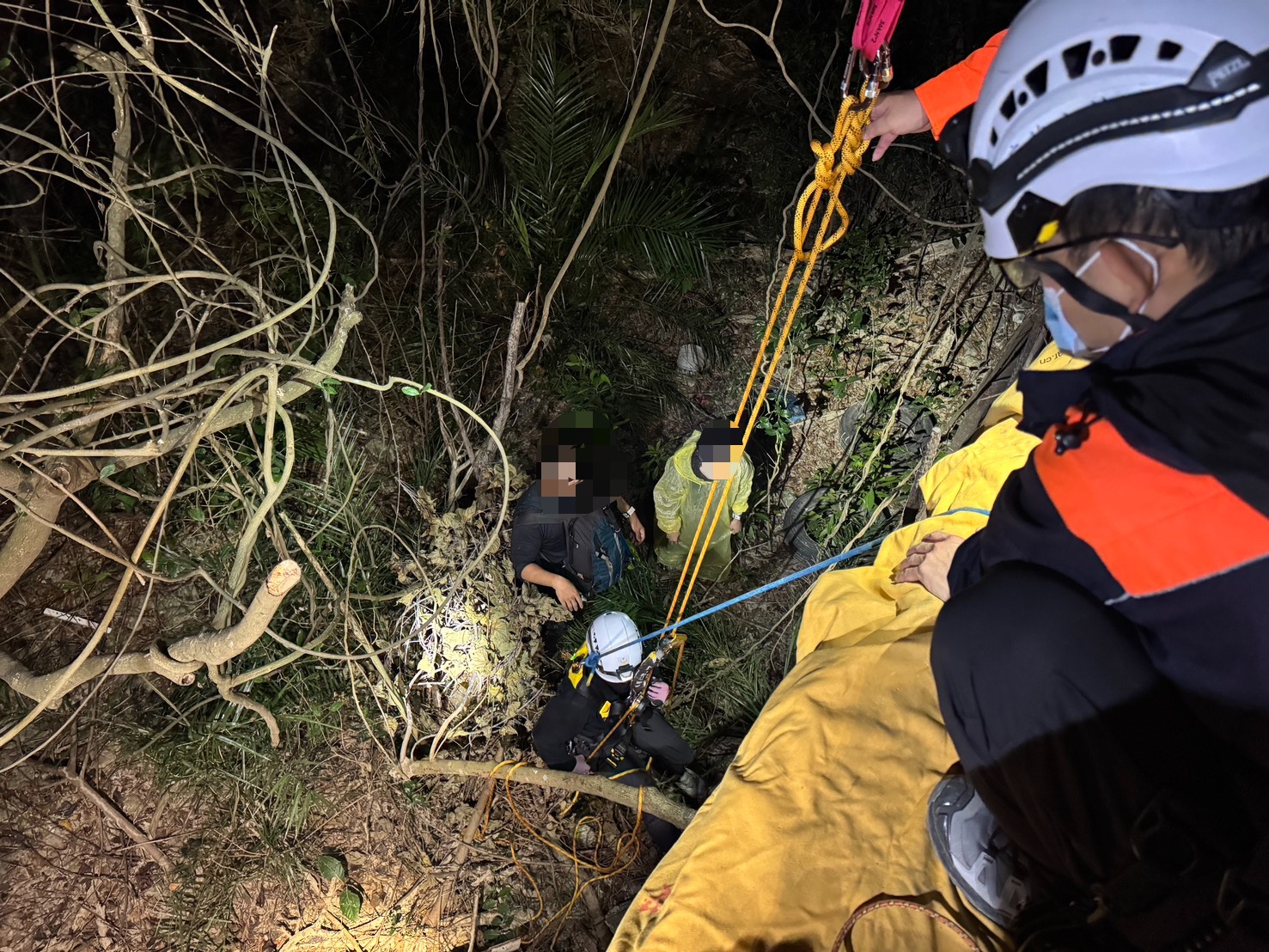 驚險!高雄柴壽山《網紅路線》誤判釀險象 警消、民團救失溫民眾化解危機 - https://www.watchmedia01.com