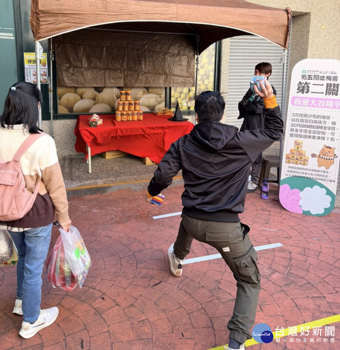 民眾參加雪尋梅活動主題日的過五關趣味遊戲。（圖/信義鄉農會梅子夢工廠）
