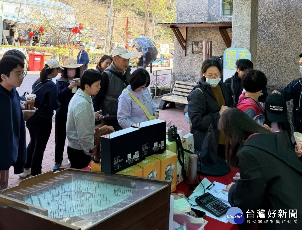 民眾參加雪尋梅活動主題日的過五關遊戲陸續兌換獎品。(圖/信義鄉農會梅子夢工廠)