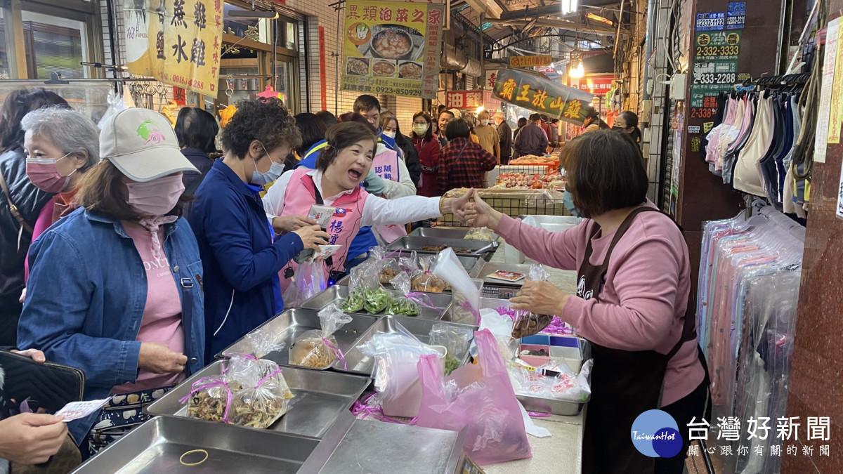 立委楊瓊瓔前於霧峰菜市場掃街拜票。