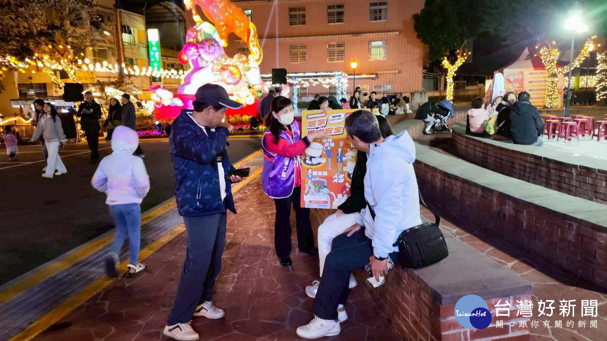消防局竹山分隊在大型活動中宣導防火安全。(竹山分隊提供)