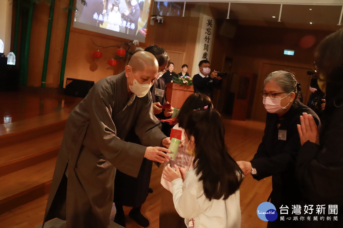德晗、德濎師父發送福慧紅包給信眾，祝福大眾平安。（記者扶小萍攝）