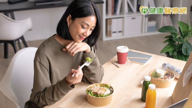 不再一味節食!「直覺飲食」重新聆聽身體訊號 與情緒性進食有何區別?