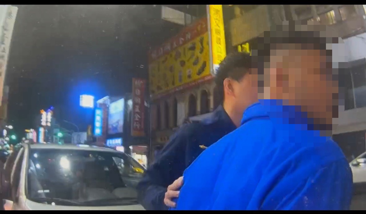 警方獲報迅速到場控制局面,將還在發酒瘋的林男帶回派出所。