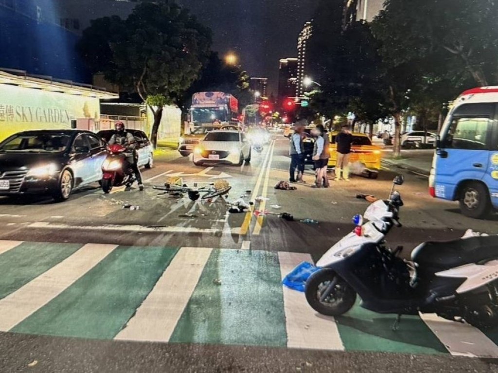 桃園單車疑闖紅燈穿越馬路遭左轉計程車撞飛 37歲騎士頭部重創陷昏迷