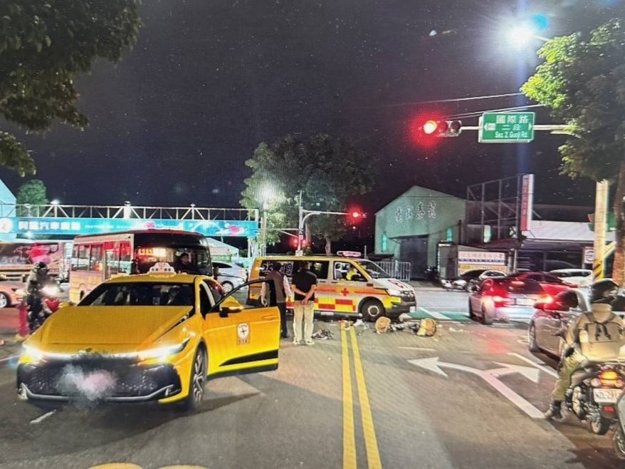 事發時林姓司機駕駛計程車沿國際路一段往中山路方向行駛,於左轉慈文路時,與沿國際路一段往中山路方向穿越馬路的林姓腳踏車騎士發生碰撞。