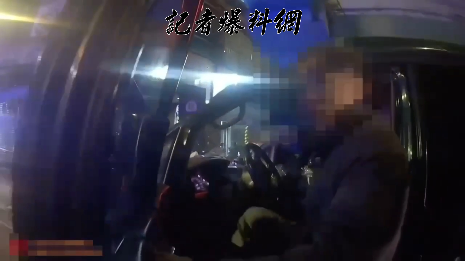 張男因神情極度恍惚,連車都還沒完全靜止就急著開門下車,差點造成事故。