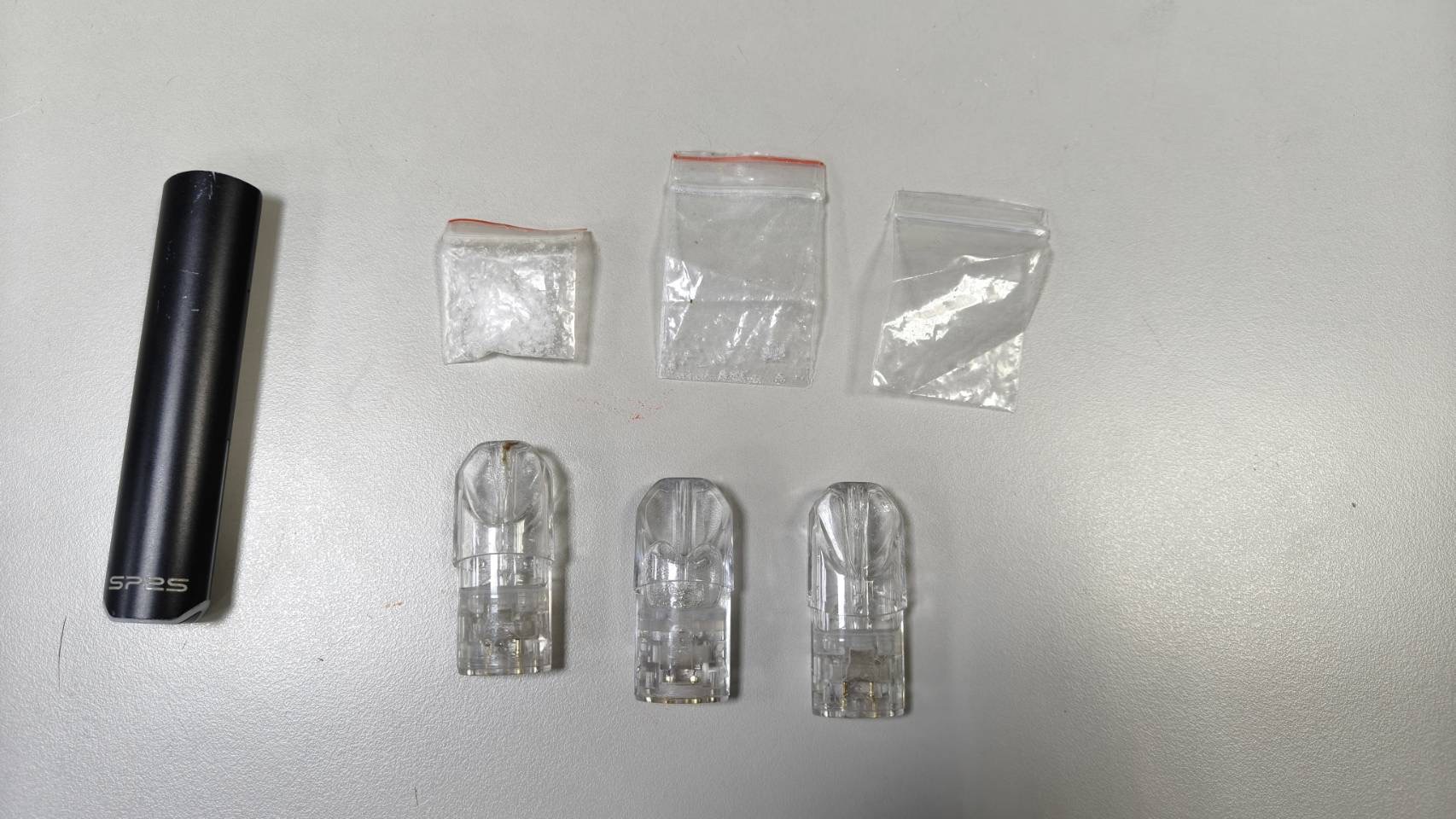 。警方進一步執行附帶搜索,於車內再搜獲2顆煙彈、1支煙桿及安非他命結晶夾鏈袋3包。