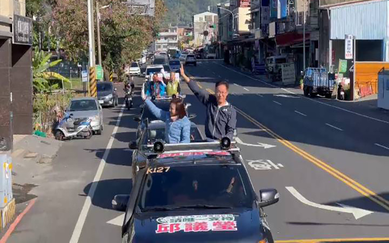 ▲邱議瑩車隊綿延氣勢磅礴，沿途鄉親熱情齊聚高喊凍蒜。（圖/邱議瑩委員辦公室提供）