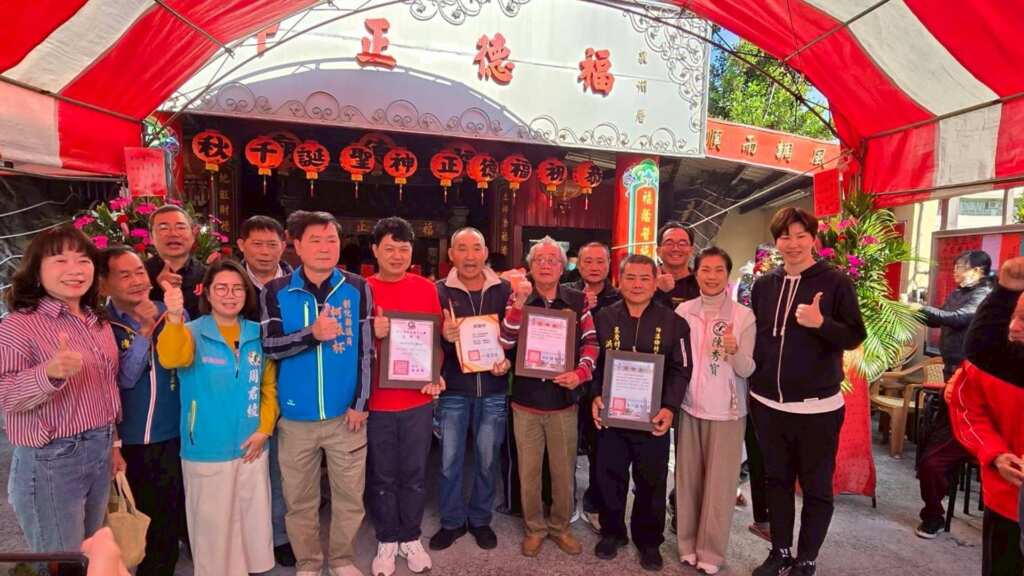 ▲彰化縣伸港泉州厝福德廟今日頒發獎學金給轄區內的新港國小、伸仁國小、伸港國中及贊助伸港國中籃球隊加菜金,以實際行動支持在地教育與體育發展。(圖/記者林明佑翻攝)
