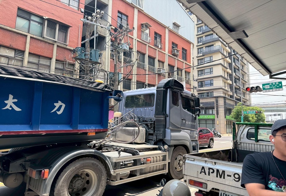 五股電纜過低屢遭大車扯斷 李宇翔會勘要求台電全面改善 264 248260104a04