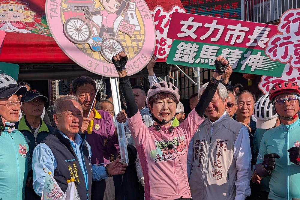 陳亭妃「鐵馬妃妃」行動邁入第3天 支持民眾:旋轉勳章象徵信念與陪伴 272 陳亭妃「鐵馬妃妃」行動邁入第3天 支持民眾:旋轉勳章象徵信念與陪伴 271