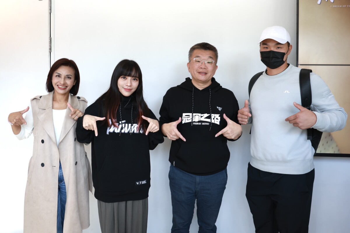 ▲邱議瑩、黃捷、蔡其昌攜手，棒球精神比喻高雄接棒發展。