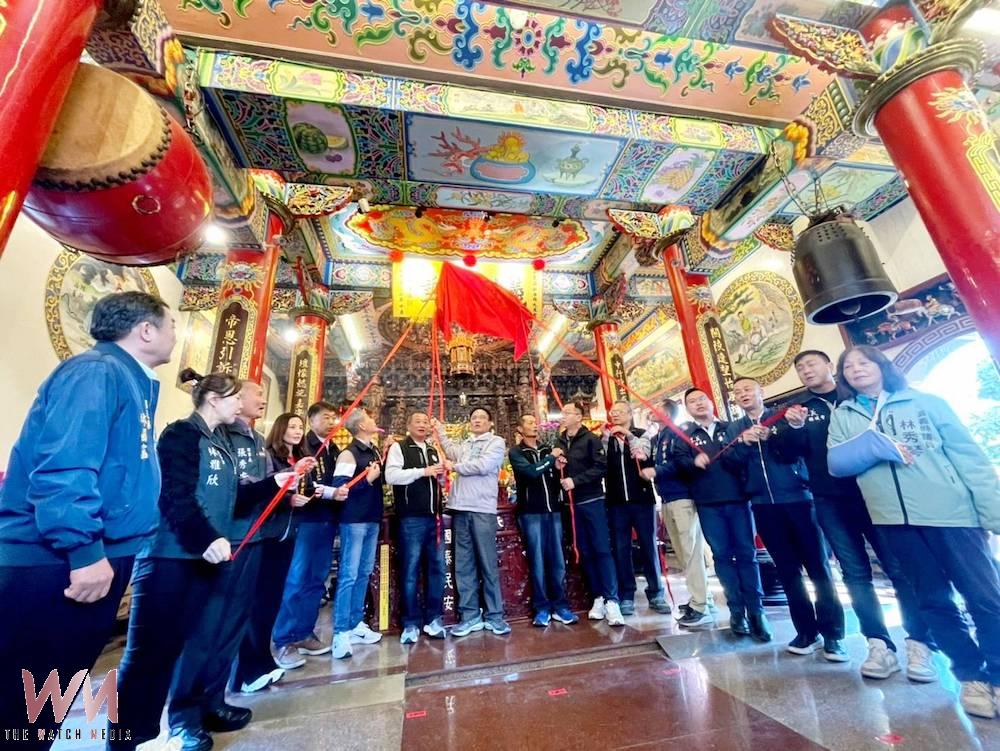 民進黨嘉義縣長參選人黃榮利受邀代表賴清德總統,到新港鄉月眉九天宮主祀文衡關聖帝君揭「義烈昭垂」匾額,以弘揚關聖帝君肝膽相照、忠義正直、守信重諾的精神。(圖/黃榮利競選服務處提供)